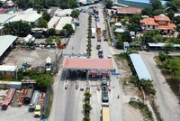 Doanh nghiệp than phiền vì phí ra vào cảng tại TP.HCM quá cao. Trong ảnh: Trạm BOT Phú Hữu