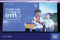 Ông Bryce Johns, Phó Chủ tịch cấp cao Tập đoàn Chubb & Chủ tịch Chubb Life toàn cầu (bìa phải) trao biểu trưng 1 tỷ đồng cho ông Đinh Tiến Hải, Giám đốc Quỹ Bảo trợ Trẻ em Việt Nam (bìa trái), khẳng định cam kết bền bỉ của Chubb Life đối với giáo dục và cộng đồng