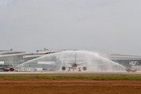 Chuyến bay mang số hiệu VN5001 được chào đón bằng nghi thức phun vòi rồng. 