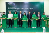 Đại diện Schneider Electric và Trường Đại học Bách khoa – ĐHQG-HCM cắt băng khai trương Phòng Thí nghiệm Hệ thống Năng lượng 