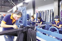 Năm 2025 thị trường dệt may có nhiều thuận lợi và khó khăn đan xen 