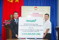 Herbalife Việt Nam ủng hộ hơn 3,2 tỷ đồng thông qua Ủy ban Trung ương Mặt trận Tổ quốc Việt Nam cho người dân bị thiệt hại bởi hai cơn bão Bualoi và Matmo 