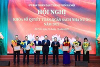 Ủy viên Trung ương Đảng, Phó Bí thư Thành ủy, Bí thư Đảng ủy, Chủ tịch UBND Thành phố Hà Nội Vũ Đại Thắng và Thứ trưởng Bộ Tài Chính Cao Anh Tuấn trao tặng Bằng khen cho các đơn vị ngành tài chính Thủ đô.