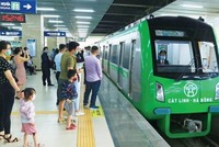 Hành khách làm quen với vé thông minh khi lên tàu Nhổn - Ga Hà Nội dịp đầu năm 