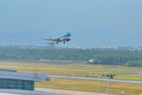 Một tàu bay của Vietnam Airlines cất cánh từ Cảng hàng không quốc tế Đà Nẵng. Ảnh: TTXVN. 