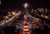 Chương trình Phố cổ Countdown 2026 và bắn pháo hoa tại khu Phố cổ Hoa Lư thu hút hàng nghìn du khách. 