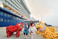 Du khách quốc tế hào hứng khi được chào đón tại Cảng tàu khách du lịch quốc tế Hạ Long, Quảng Ninh.