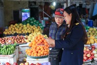 Công chức thuế hỗ trợ hộ kinh doanh thực hiện các thủ tục về thuế. Ảnh: Đức Thanh.