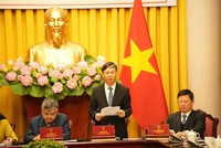 Thứ trưởng Bộ Khoa học và công nghệ Hoàng Minh giới thiệu luật. 