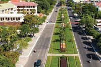 Gói thầu XL01 Thi công xây dựng đường Hùng Vương thuộc Dự án Hoàn thiện đường Hùng Vương, TP. Tam Kỳ (Đà Nẵng) có hạng mục liên quan đến kiến trúc cảnh quan. Ảnh: Thành Công 