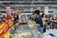 Cùng với thị trường truyền thống, doanh nghiệp bán lẻ đang mở rộng kênh trực tuyến, giao theo lịch và đóng gói theo combo để phục vụ nhóm khách hàng trẻ tuổi, bận rộn.