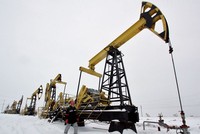 Công nhân kiểm tra các hoạt động bơm dầu tại giếng dầu Gremikhinskoye ở vùng Ural, Nga. Ảnh: REUTERS/TTXVN