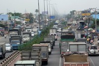 Quốc lộ 1 đoạn qua huyện Bình Chánh cũ hiện đang quá tải - Ảnh: Lê Quân