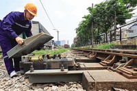 Bảo trì hệ thống thông tin tín hiệu trên tuyến đường sắt Bắc Nam. Ảnh: P.V 