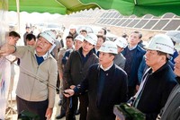 Đại diện nhà đầu tư báo cáo Bộ trưởng Xây dựng tình hình triển khai Dự án đầu tư xây dựng tuyến cao tốc Đồng Đăng - Trà Lĩnh. 