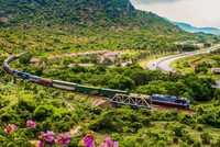 Doanh nghiệp khi tham gia kinh doanh kết cấu hạ tầng giao thông đường sắt phải có đủ các điều kiện quy định.