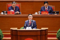 Thường trực Ban Bí Trần Cẩm Tú trình bày Báo cáo kiểm điểm sự lãnh đạo, chỉ đạo của Ban Chấp hành Trung ương Đảng khóa XIII. Ảnh: TTXVN. 