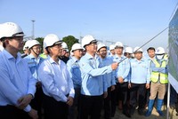 Phó Thủ tướng Bùi Thanh Sơn nghe báo cáo tiến độ chuỗi dự án Trung tâm Điện lực Ô Môn - Lô B tại phường Phước Thới, TP. Cần Thơ - Ảnh: VGP