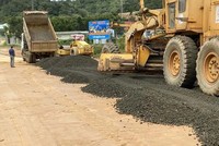 Dự án đầu tư xây dựng cải tạo, nâng cấp Tỉnh lộ 676 có tổng vốn đầu tư 1.300 tỷ đồng. Ảnh: Thanh Tuấn. 