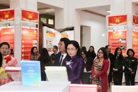 Các đại biểu tham quan triển lãm - Ảnh: VGP