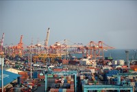 Cảng hàng hóa ở Busan, Hàn Quốc. Ảnh: THX/TTXVN