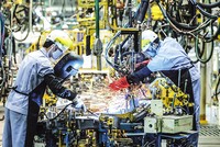 Chỉ 1 ngày sau khi Đại hội bế mạc, Thủ tướng Chính phủ đã có công điện về đẩy mạnh một số nhiệm vụ, giải pháp trọng tâm nhằm thực hiện mục tiêu tăng trưởng kinh tế năm 2026. Ảnh: Dũng Minh 