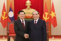 Tổng Bí thư, Chủ tịch nước Lào thăm nguyên Tổng Bí thư Nông Đức Mạnh - Ảnh: VGP/Nhật Bắc