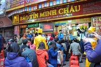 Người dân xếp hàng mua vàng tại Bảo Tín Minh Châu.
