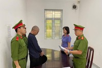 Cơ quan Cảnh sát điều tra Công an TP.Đà Nẵng tống đạt quyết định khởi tố bị can đối với Huỳnh Khổng (52 tuổi, trú xã Hòa Tiến). Ảnh: Công an Đà Nẵng 