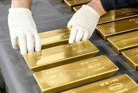 Vàng được trưng bày tại nhà máy Shchyolkovo của Tập đoàn kim loại quý Yuzhuralzoloto, Nga. Ảnh: TASS/TTXVN