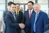 CEO 9 Pay Nguyễn Quang Thịnh (bên trái) đón tiếp Phó Thủ tướng Thường trực Chính phủ Nguyễn Hòa Bình và lãnh đạo TP. Đà Nẵng tới thăm văn phòng của 9Pay tại IFC Đà Nẵng
