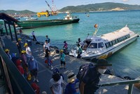 Du khách tham quan du lịch trên vịnh Nha Trang, tỉnh Khánh Hòa. Ảnh: Linh Đan 