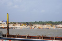 Các đơn vị nhà thầu đang thi công các hạng mục bến số 1 và vũng quay tàu. Ảnh: Trường Nhật