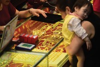 Khi không hiểu rõ các sản phẩm tài chính, dòng tiền của người dân vẫn chủ yếu tìm đến vàng, bất động sản và kênh tiết kiệm