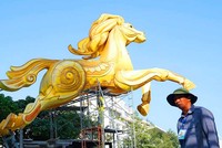 TP.HCM gấp rút hoàn thiện đường hoa Nguyễn Huệ đón Tết Bính Ngọ 