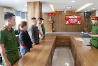 Cơ quan chức năng tống đạt các quyết định có liên quan với các đối tượng trong đường dây sản xuất, buôn bán sơn nước, bột trét tường JOTUN giả quy mô lớn nhất từ trước đến nay trên địa bàn Đà Nẵng. Ảnh: Công an Đà Nẵng 