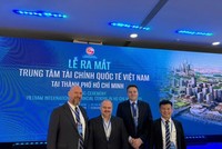  Ông Colin Mullins, Tổng giám đốc điều hành VPAM (thứ 2, từ phải sang) tại Lễ ra mắt VIFC sáng 11/2