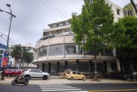 Tòa nhà khách sạn Sê San (bị bỏ hoang từ nhiều năm) có 2 mặt tiền chính trên đường Hùng Vương và Trần Hưng Đạo sẽ được đấu giá thực hiện Dự án Khách sạn, trung tâm mua sắm phức hợp phường Pleiku. 