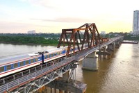 Một đoàn tàu tuyến Hà Nội - Đồng Đăng lưu thông qua cầu Long Biên. 