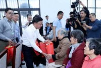 Ủy viên Bộ Chính trị, Thường trực Ban Bí thư Trần Cẩm Tú tặng quà các gia đình chính sách, hộ nghèo tại thành phố Đà Nẵng.