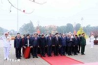 Đoàn đại biểu Ban Chấp hành Trung ương Đảng, Chủ tịch nước, Quốc hội, Chính phủ, Ủy ban Trung ương Mặt trận Tổ quốc Việt Nam tưởng niệm Chủ tịch Hồ Chí Minh. (Ảnh: An Đăng/TTXVN) 