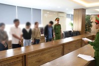 Cơ quan điều tra tống đạt quyết định khởi tố vụ án, khởi tố bị can đối với nhiều đối tượng liên quan đến hành vi “Mua bán trái phép hóa đơn giá trị gia tăng”. Ảnh: Công an Đà Nẵng 