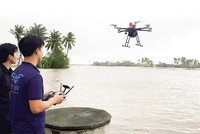 Những chiếc UAV đặc biệt hữu dụng trong cứu hộ - cứu nạn, khi có thể vận chuyển lương khô, thuốc men, nhu yếu phẩm cho đồng bào bị mưa lũ 