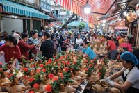 Mua sắm ngày Tết Bính Ngọ 2026 tại Hà Nội.