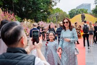 Người dân và du khách lưu giữ khoảnh khắc du xuân trong không gian lễ hội rực rỡ sắc hoa tại Hà Nội dịp Tết Nguyên đán Bính Ngọ 2026.