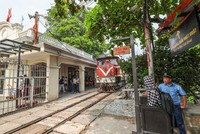 Một đoàn tàu chờ đón khách tại ga Long Biên - Hà Nội. 