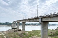 Cầu sông Lô hiện hữu. (Ảnh: Từ Thức). 