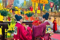 Nghi thức dâng hương được tái hiện lại theo đúng truyền thống cung đình. Ảnh: Hoàng Quyên.
