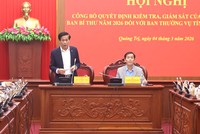 Ông Hoàng Phúc Lâm, Phó Giám đốc Học viện Chính trị Quốc gia Hồ Chí Minh - Phó Trưởng Đoàn kiểm tra (trái ảnh) và ông Nguyễn Văn Phương, Bí thư Tỉnh ủy Quảng Trị (phải ảnh) đồng chủ trì hội nghị.