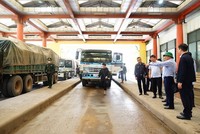 Phó Chủ tịch UBND tỉnh Quảng Trị Lê Đức Tiến (đội mũ cối xanh) kiểm tra khu vực dừng làm thủ tục thông quan cho các phương tiện tại Cửa khẩu quốc tế Cha Lo